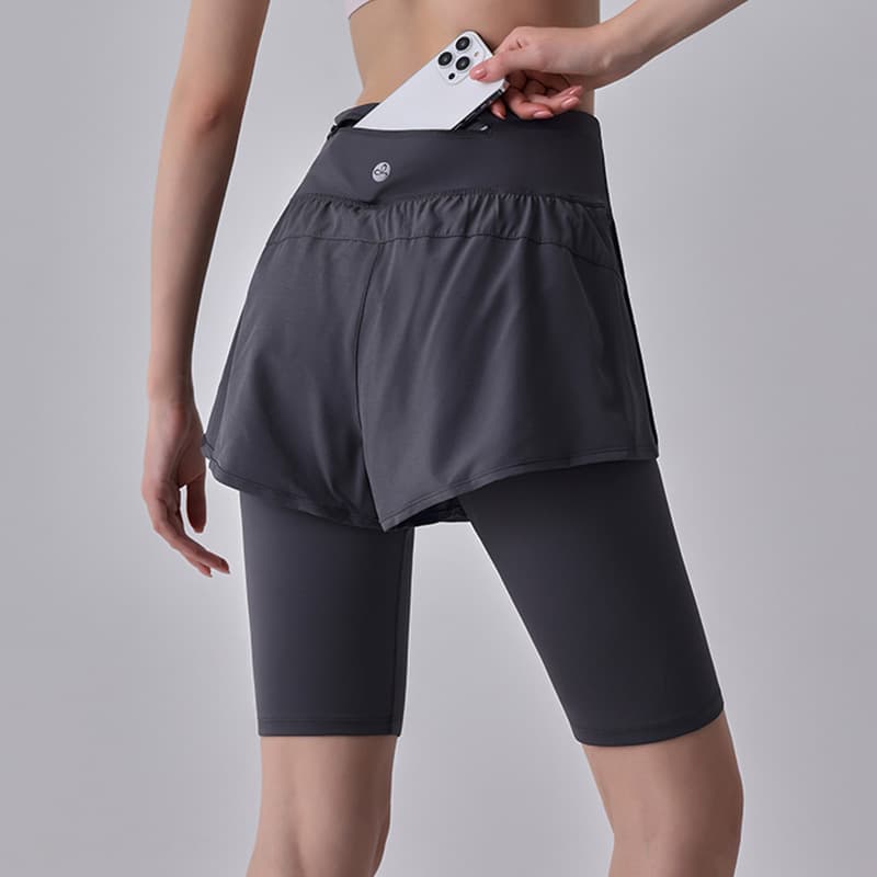 二重構造ショートパンツ付きヨガスパッツ